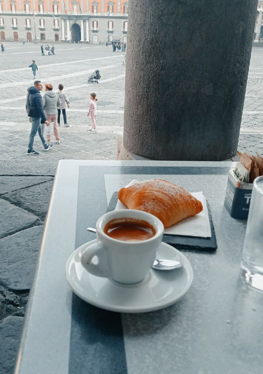 В Неаполь Елену Дмитриеву из Владимира привело одно простое желание изучать итальянский язык. Сейчас она не может жить без этого города, где периодически отдыхает на протяжении уже восьми лет, останавливаясь в небольшом домике с террасой на крыше старинного палаццо. Чем же так притягательна родина пиццы, путешественница поведала нашему изданию.