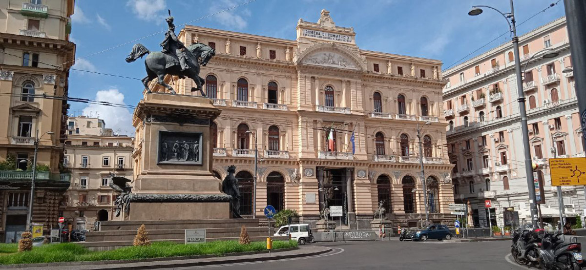 В Неаполь Елену Дмитриеву из Владимира привело одно простое желание изучать итальянский язык. Сейчас она не может жить без этого города, где периодически отдыхает на протяжении уже восьми лет, останавливаясь в небольшом домике с террасой на крыше старинного палаццо. Чем же так притягательна родина пиццы, путешественница поведала нашему изданию.