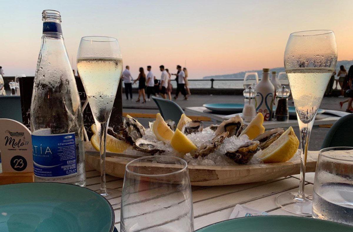 В Неаполь Елену Дмитриеву из Владимира привело одно простое желание изучать итальянский язык. Сейчас она не может жить без этого города, где периодически отдыхает на протяжении уже восьми лет, останавливаясь в небольшом домике с террасой на крыше старинного палаццо. Чем же так притягательна родина пиццы, путешественница поведала нашему изданию.