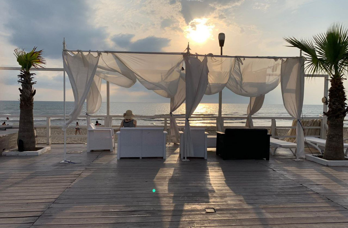 В Неаполь Елену Дмитриеву из Владимира привело одно простое желание изучать итальянский язык. Сейчас она не может жить без этого города, где периодически отдыхает на протяжении уже восьми лет, останавливаясь в небольшом домике с террасой на крыше старинного палаццо. Чем же так притягательна родина пиццы, путешественница поведала нашему изданию.