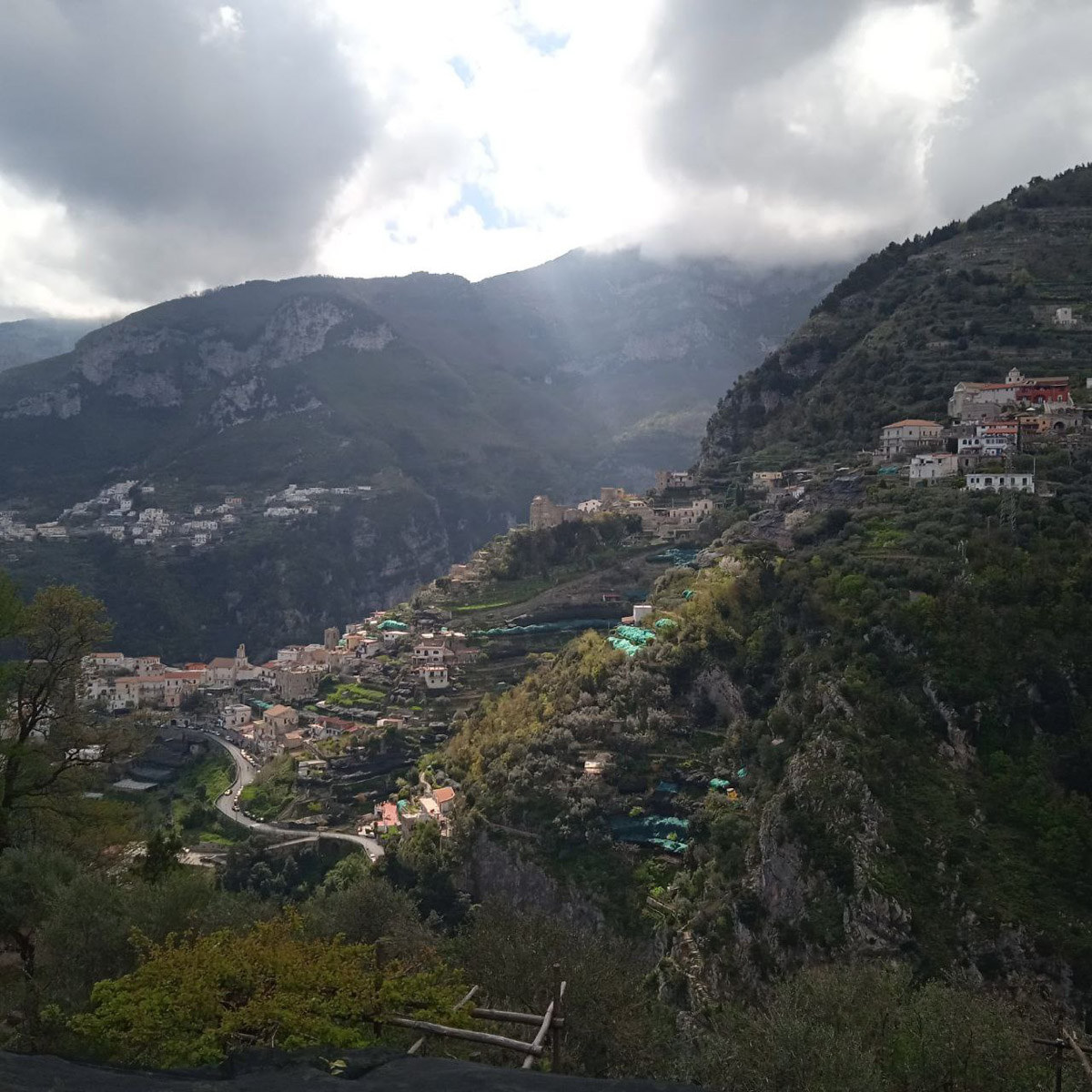 В Неаполь Елену Дмитриеву из Владимира привело одно простое желание изучать итальянский язык. Сейчас она не может жить без этого города, где периодически отдыхает на протяжении уже восьми лет, останавливаясь в небольшом домике с террасой на крыше старинного палаццо. Чем же так притягательна родина пиццы, путешественница поведала нашему изданию.