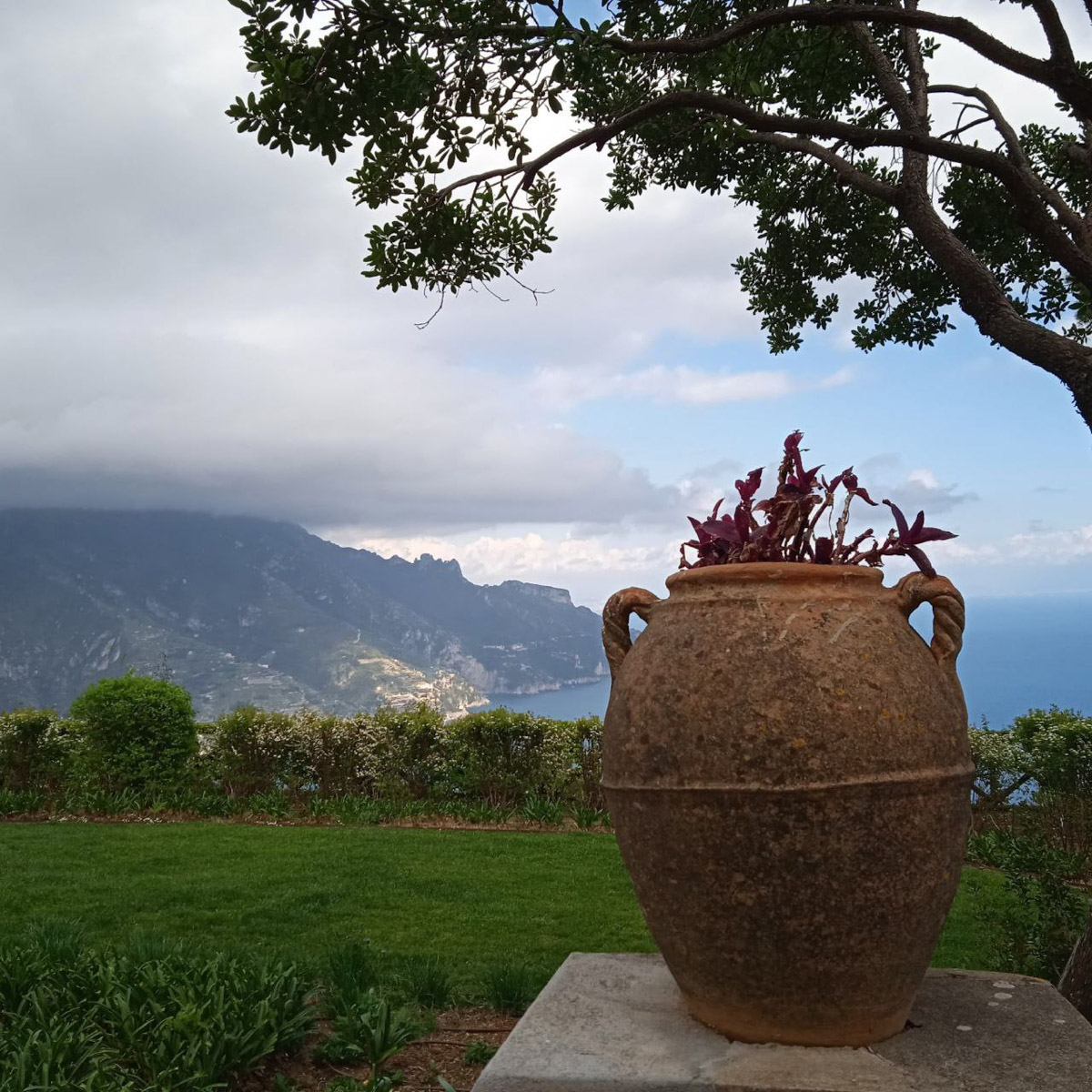 В Неаполь Елену Дмитриеву из Владимира привело одно простое желание изучать итальянский язык. Сейчас она не может жить без этого города, где периодически отдыхает на протяжении уже восьми лет, останавливаясь в небольшом домике с террасой на крыше старинного палаццо. Чем же так притягательна родина пиццы, путешественница поведала нашему изданию.