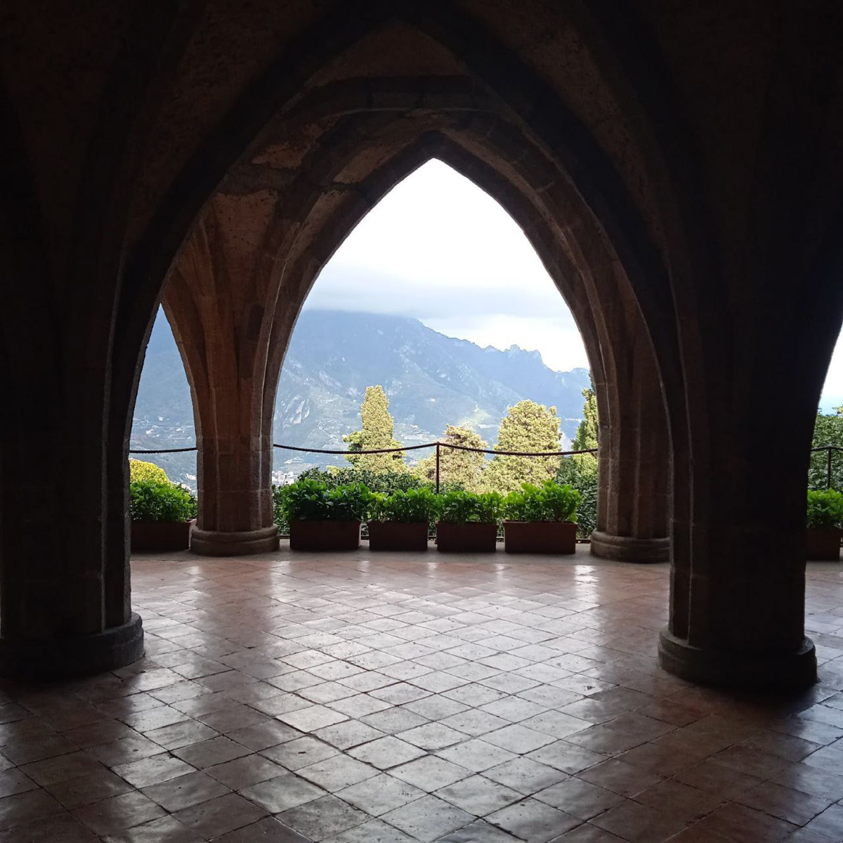 В Неаполь Елену Дмитриеву из Владимира привело одно простое желание изучать итальянский язык. Сейчас она не может жить без этого города, где периодически отдыхает на протяжении уже восьми лет, останавливаясь в небольшом домике с террасой на крыше старинного палаццо. Чем же так притягательна родина пиццы, путешественница поведала нашему изданию.