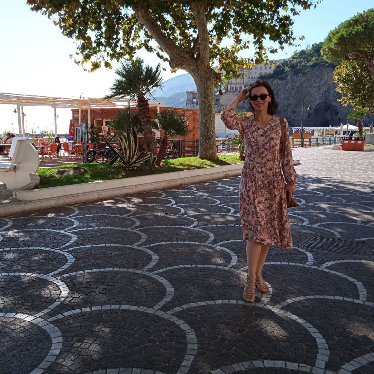 В Неаполь Елену Дмитриеву из Владимира привело одно простое желание изучать итальянский язык. Сейчас она не может жить без этого города, где периодически отдыхает на протяжении уже восьми лет, останавливаясь в небольшом домике с террасой на крыше старинного палаццо. Чем же так притягательна родина пиццы, путешественница поведала нашему изданию.