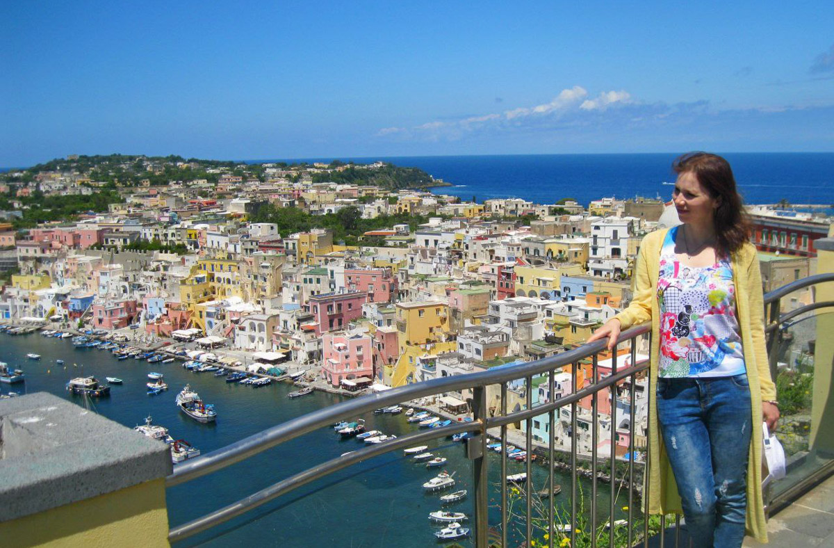 В Неаполь Елену Дмитриеву из Владимира привело одно простое желание изучать итальянский язык. Сейчас она не может жить без этого города, где периодически отдыхает на протяжении уже восьми лет, останавливаясь в небольшом домике с террасой на крыше старинного палаццо. Чем же так притягательна родина пиццы, путешественница поведала нашему изданию.