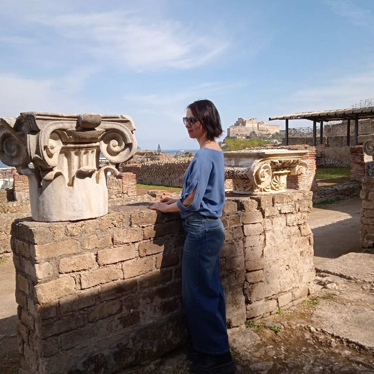 В Неаполь Елену Дмитриеву из Владимира привело одно простое желание изучать итальянский язык. Сейчас она не может жить без этого города, где периодически отдыхает на протяжении уже восьми лет, останавливаясь в небольшом домике с террасой на крыше старинного палаццо. Чем же так притягательна родина пиццы, путешественница поведала нашему изданию.