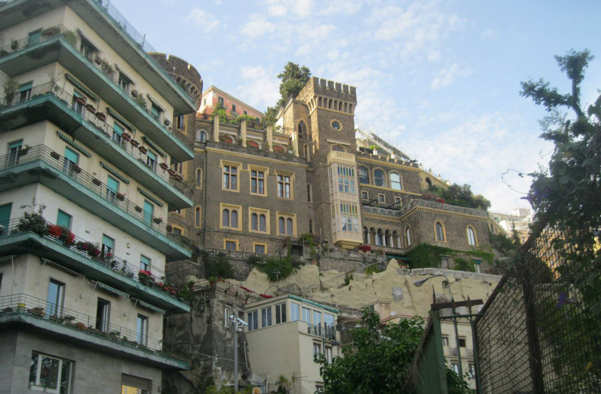 В Неаполь Елену Дмитриеву из Владимира привело одно простое желание изучать итальянский язык. Сейчас она не может жить без этого города, где периодически отдыхает на протяжении уже восьми лет, останавливаясь в небольшом домике с террасой на крыше старинного палаццо. Чем же так притягательна родина пиццы, путешественница поведала нашему изданию.