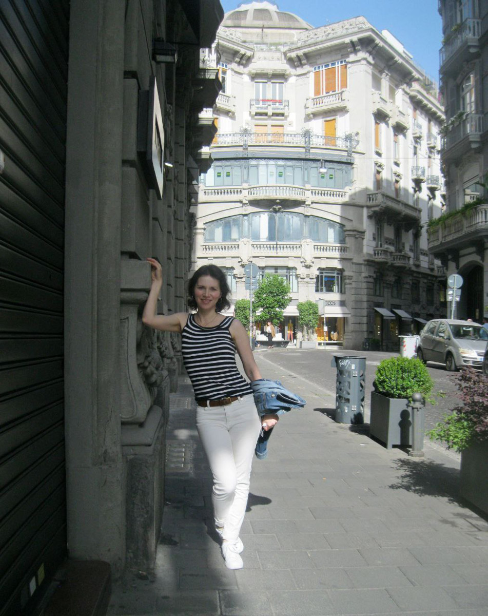 В Неаполь Елену Дмитриеву из Владимира привело одно простое желание изучать итальянский язык. Сейчас она не может жить без этого города, где периодически отдыхает на протяжении уже восьми лет, останавливаясь в небольшом домике с террасой на крыше старинного палаццо. Чем же так притягательна родина пиццы, путешественница поведала нашему изданию.