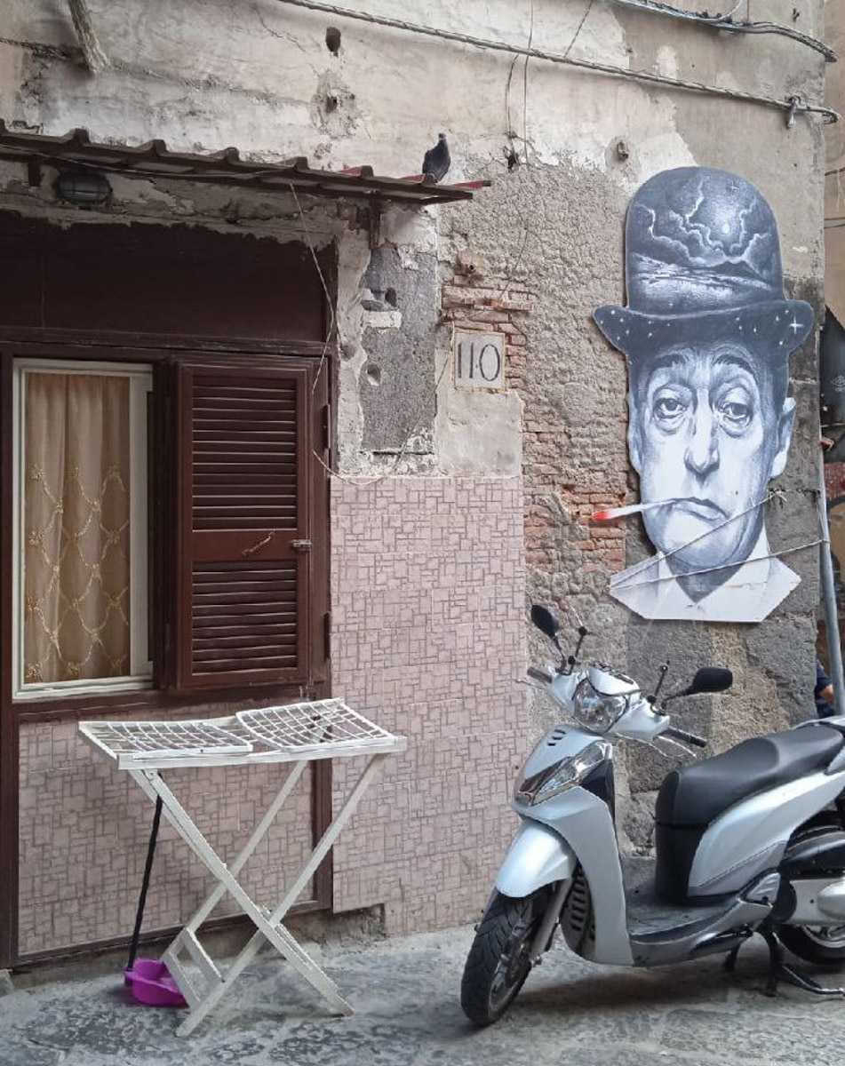 В Неаполь Елену Дмитриеву из Владимира привело одно простое желание изучать итальянский язык. Сейчас она не может жить без этого города, где периодически отдыхает на протяжении уже восьми лет, останавливаясь в небольшом домике с террасой на крыше старинного палаццо. Чем же так притягательна родина пиццы, путешественница поведала нашему изданию.