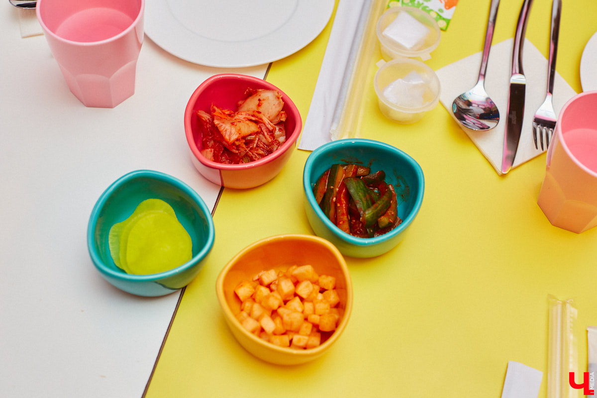 Южная Корея сейчас один из главных трендсеттеров. Люди обожают k-pop айдолов и массово смотрят дорамы. Кусочек яркой страны появился и во Владимире. Рассказываем о концепции нового фуд-проекта, в рамках которого прошла закрытая дегустация с участием «Ключ-Медиа» и популярных блогеров.