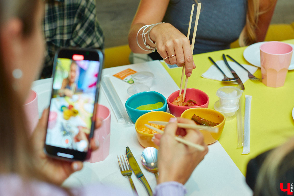 Южная Корея сейчас один из главных трендсеттеров. Люди обожают k-pop айдолов и массово смотрят дорамы. Кусочек яркой страны появился и во Владимире. Рассказываем о концепции нового фуд-проекта, в рамках которого прошла закрытая дегустация с участием «Ключ-Медиа» и популярных блогеров.