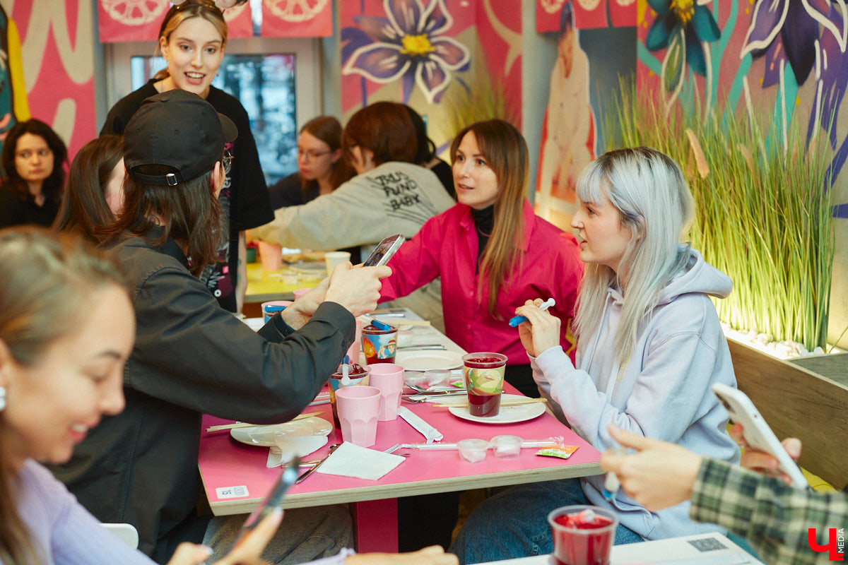 Южная Корея сейчас один из главных трендсеттеров. Люди обожают k-pop айдолов и массово смотрят дорамы. Кусочек яркой страны появился и во Владимире. Рассказываем о концепции нового фуд-проекта, в рамках которого прошла закрытая дегустация с участием «Ключ-Медиа» и популярных блогеров.