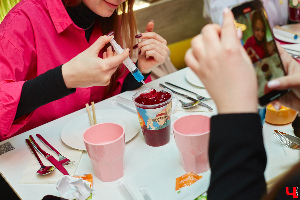 Южная Корея сейчас один из главных трендсеттеров. Люди обожают k-pop айдолов и массово смотрят дорамы. Кусочек яркой страны появился и во Владимире. Рассказываем о концепции нового фуд-проекта, в рамках которого прошла закрытая дегустация с участием «Ключ-Медиа» и популярных блогеров.