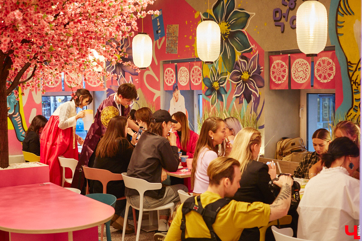 Южная Корея сейчас один из главных трендсеттеров. Люди обожают k-pop айдолов и массово смотрят дорамы. Кусочек яркой страны появился и во Владимире. Рассказываем о концепции нового фуд-проекта, в рамках которого прошла закрытая дегустация с участием «Ключ-Медиа» и популярных блогеров.