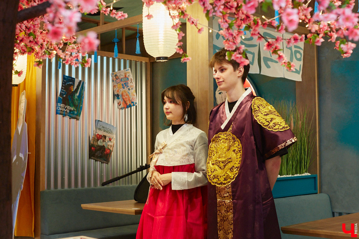 Южная Корея сейчас один из главных трендсеттеров. Люди обожают k-pop айдолов и массово смотрят дорамы. Кусочек яркой страны появился и во Владимире. Рассказываем о концепции нового фуд-проекта, в рамках которого прошла закрытая дегустация с участием «Ключ-Медиа» и популярных блогеров.