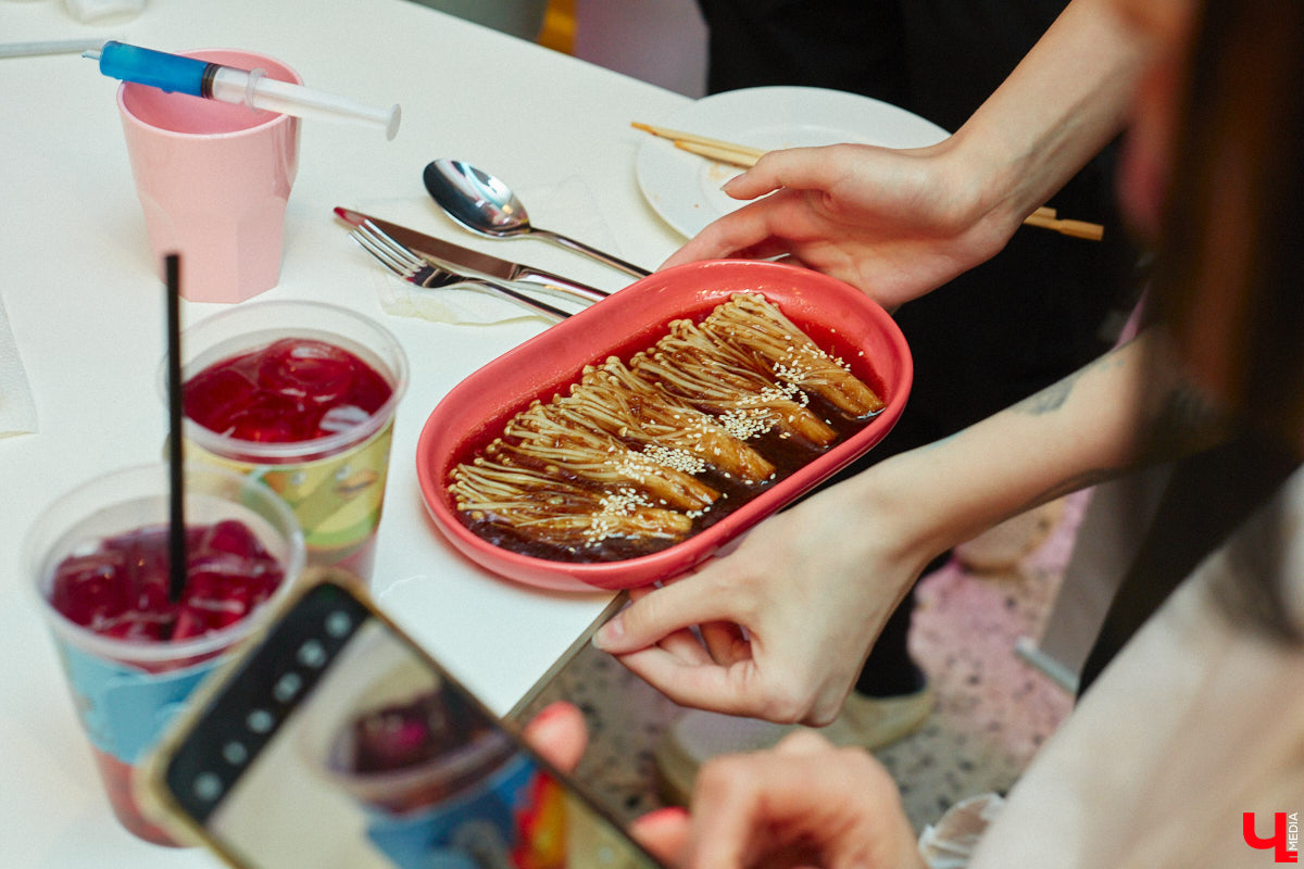 Южная Корея сейчас один из главных трендсеттеров. Люди обожают k-pop айдолов и массово смотрят дорамы. Кусочек яркой страны появился и во Владимире. Рассказываем о концепции нового фуд-проекта, в рамках которого прошла закрытая дегустация с участием «Ключ-Медиа» и популярных блогеров.