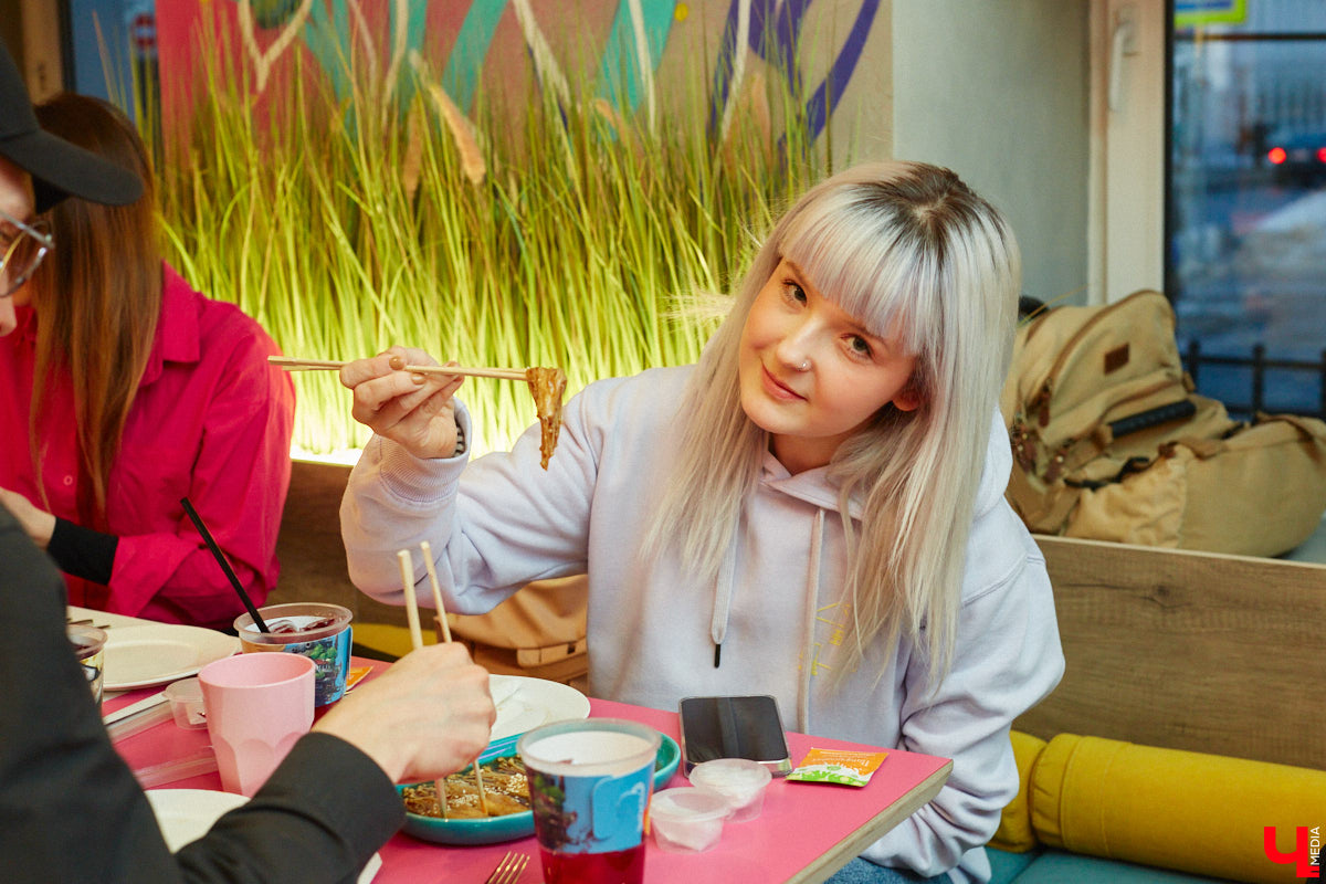 Южная Корея сейчас один из главных трендсеттеров. Люди обожают k-pop айдолов и массово смотрят дорамы. Кусочек яркой страны появился и во Владимире. Рассказываем о концепции нового фуд-проекта, в рамках которого прошла закрытая дегустация с участием «Ключ-Медиа» и популярных блогеров.