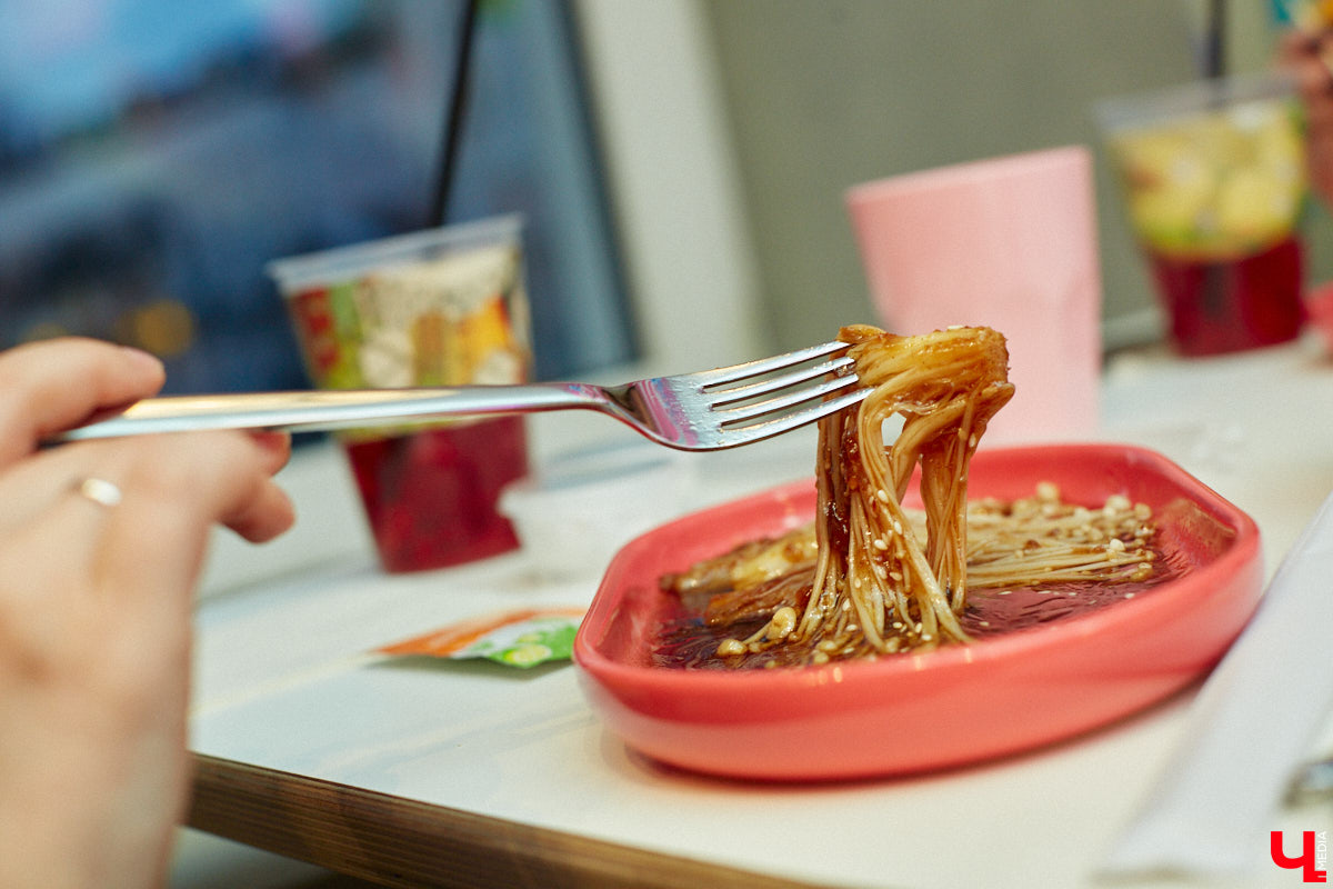 Южная Корея сейчас один из главных трендсеттеров. Люди обожают k-pop айдолов и массово смотрят дорамы. Кусочек яркой страны появился и во Владимире. Рассказываем о концепции нового фуд-проекта, в рамках которого прошла закрытая дегустация с участием «Ключ-Медиа» и популярных блогеров.