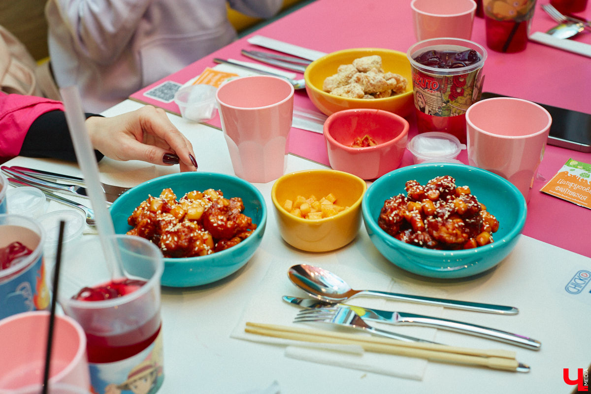 Южная Корея сейчас один из главных трендсеттеров. Люди обожают k-pop айдолов и массово смотрят дорамы. Кусочек яркой страны появился и во Владимире. Рассказываем о концепции нового фуд-проекта, в рамках которого прошла закрытая дегустация с участием «Ключ-Медиа» и популярных блогеров.