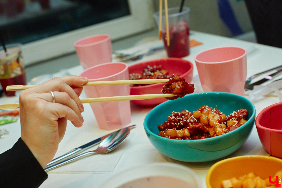 Южная Корея сейчас один из главных трендсеттеров. Люди обожают k-pop айдолов и массово смотрят дорамы. Кусочек яркой страны появился и во Владимире. Рассказываем о концепции нового фуд-проекта, в рамках которого прошла закрытая дегустация с участием «Ключ-Медиа» и популярных блогеров.