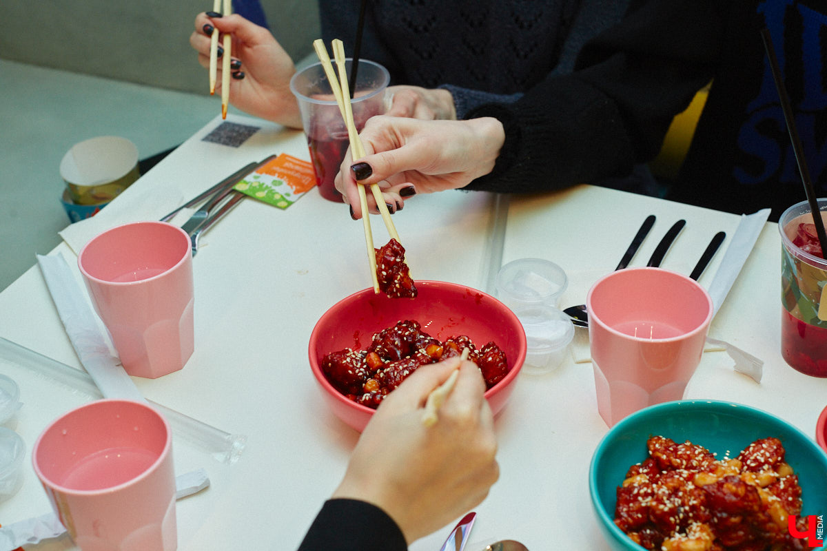 Южная Корея сейчас один из главных трендсеттеров. Люди обожают k-pop айдолов и массово смотрят дорамы. Кусочек яркой страны появился и во Владимире. Рассказываем о концепции нового фуд-проекта, в рамках которого прошла закрытая дегустация с участием «Ключ-Медиа» и популярных блогеров.