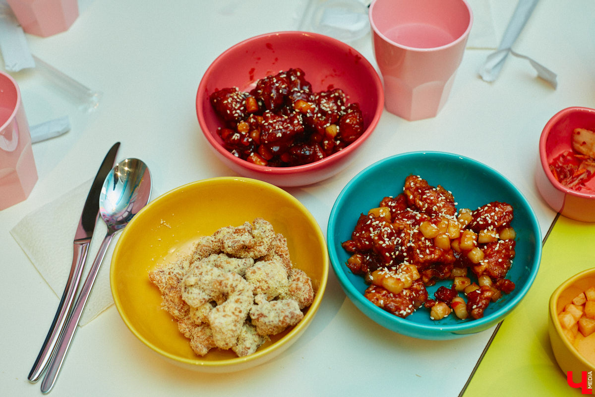 Южная Корея сейчас один из главных трендсеттеров. Люди обожают k-pop айдолов и массово смотрят дорамы. Кусочек яркой страны появился и во Владимире. Рассказываем о концепции нового фуд-проекта, в рамках которого прошла закрытая дегустация с участием «Ключ-Медиа» и популярных блогеров.