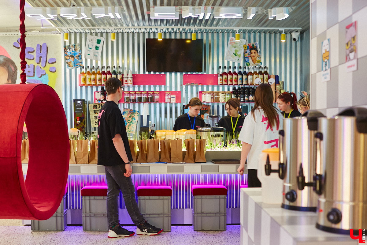 Южная Корея сейчас один из главных трендсеттеров. Люди обожают k-pop айдолов и массово смотрят дорамы. Кусочек яркой страны появился и во Владимире. Рассказываем о концепции нового фуд-проекта, в рамках которого прошла закрытая дегустация с участием «Ключ-Медиа» и популярных блогеров.