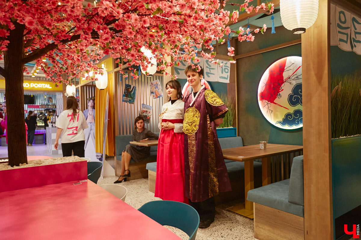 Южная Корея сейчас один из главных трендсеттеров. Люди обожают k-pop айдолов и массово смотрят дорамы. Кусочек яркой страны появился и во Владимире. Рассказываем о концепции нового фуд-проекта, в рамках которого прошла закрытая дегустация с участием «Ключ-Медиа» и популярных блогеров.