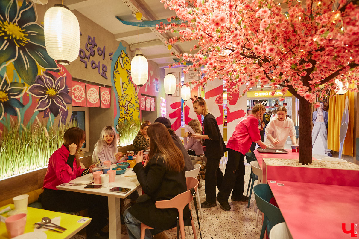 Южная Корея сейчас один из главных трендсеттеров. Люди обожают k-pop айдолов и массово смотрят дорамы. Кусочек яркой страны появился и во Владимире. Рассказываем о концепции нового фуд-проекта, в рамках которого прошла закрытая дегустация с участием «Ключ-Медиа» и популярных блогеров.