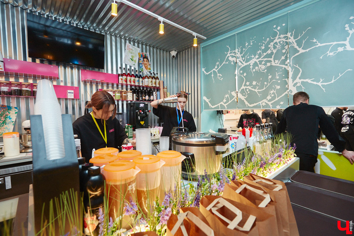 Южная Корея сейчас один из главных трендсеттеров. Люди обожают k-pop айдолов и массово смотрят дорамы. Кусочек яркой страны появился и во Владимире. Рассказываем о концепции нового фуд-проекта, в рамках которого прошла закрытая дегустация с участием «Ключ-Медиа» и популярных блогеров.