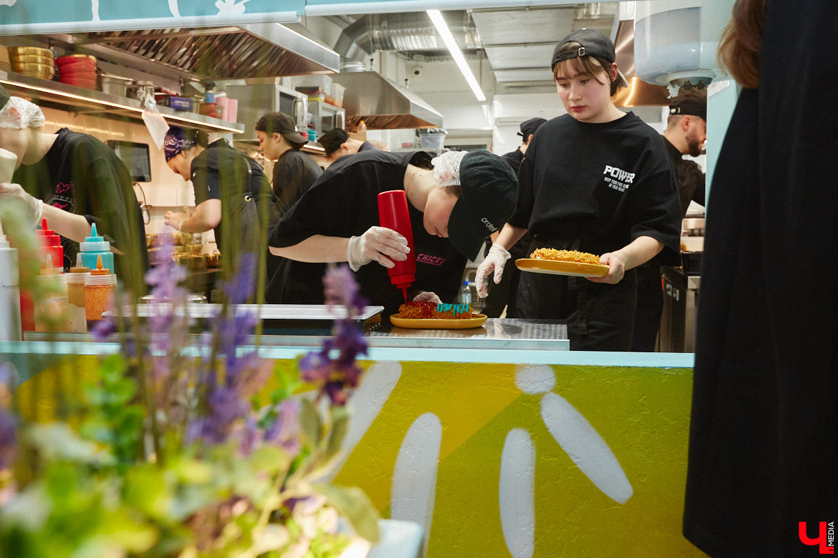 Южная Корея сейчас один из главных трендсеттеров. Люди обожают k-pop айдолов и массово смотрят дорамы. Кусочек яркой страны появился и во Владимире. Рассказываем о концепции нового фуд-проекта, в рамках которого прошла закрытая дегустация с участием «Ключ-Медиа» и популярных блогеров.