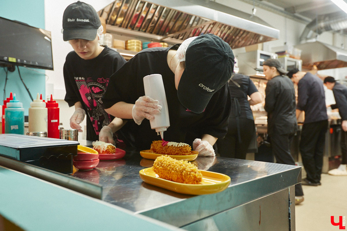 Южная Корея сейчас один из главных трендсеттеров. Люди обожают k-pop айдолов и массово смотрят дорамы. Кусочек яркой страны появился и во Владимире. Рассказываем о концепции нового фуд-проекта, в рамках которого прошла закрытая дегустация с участием «Ключ-Медиа» и популярных блогеров.