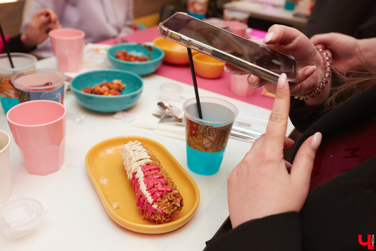 Южная Корея сейчас один из главных трендсеттеров. Люди обожают k-pop айдолов и массово смотрят дорамы. Кусочек яркой страны появился и во Владимире. Рассказываем о концепции нового фуд-проекта, в рамках которого прошла закрытая дегустация с участием «Ключ-Медиа» и популярных блогеров.