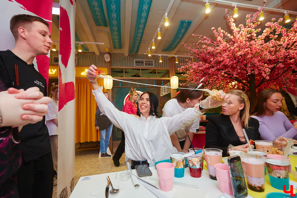 Южная Корея сейчас один из главных трендсеттеров. Люди обожают k-pop айдолов и массово смотрят дорамы. Кусочек яркой страны появился и во Владимире. Рассказываем о концепции нового фуд-проекта, в рамках которого прошла закрытая дегустация с участием «Ключ-Медиа» и популярных блогеров.