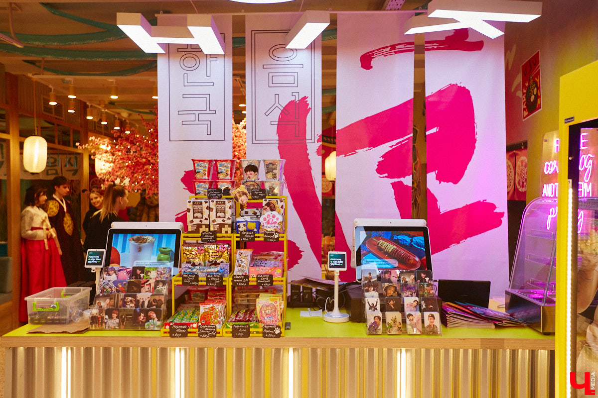 Южная Корея сейчас один из главных трендсеттеров. Люди обожают k-pop айдолов и массово смотрят дорамы. Кусочек яркой страны появился и во Владимире. Рассказываем о концепции нового фуд-проекта, в рамках которого прошла закрытая дегустация с участием «Ключ-Медиа» и популярных блогеров.