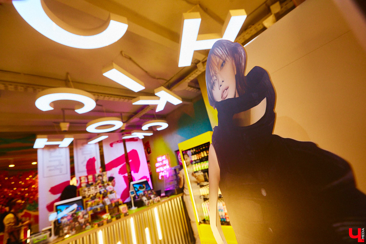 Южная Корея сейчас один из главных трендсеттеров. Люди обожают k-pop айдолов и массово смотрят дорамы. Кусочек яркой страны появился и во Владимире. Рассказываем о концепции нового фуд-проекта, в рамках которого прошла закрытая дегустация с участием «Ключ-Медиа» и популярных блогеров.