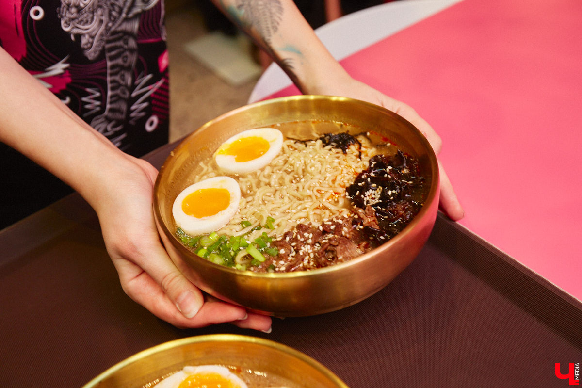 Южная Корея сейчас один из главных трендсеттеров. Люди обожают k-pop айдолов и массово смотрят дорамы. Кусочек яркой страны появился и во Владимире. Рассказываем о концепции нового фуд-проекта, в рамках которого прошла закрытая дегустация с участием «Ключ-Медиа» и популярных блогеров.