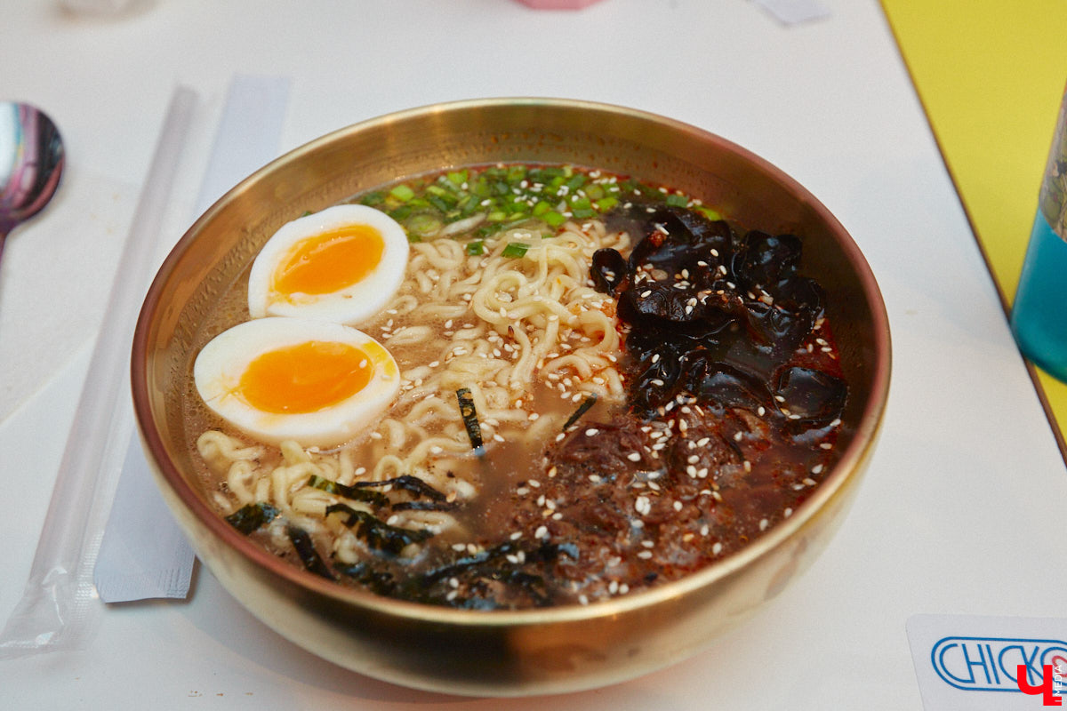 Южная Корея сейчас один из главных трендсеттеров. Люди обожают k-pop айдолов и массово смотрят дорамы. Кусочек яркой страны появился и во Владимире. Рассказываем о концепции нового фуд-проекта, в рамках которого прошла закрытая дегустация с участием «Ключ-Медиа» и популярных блогеров.