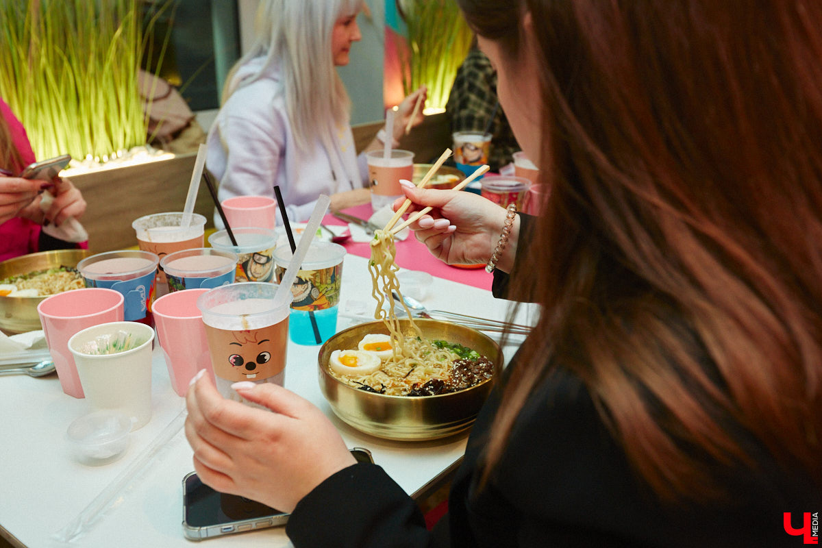 Южная Корея сейчас один из главных трендсеттеров. Люди обожают k-pop айдолов и массово смотрят дорамы. Кусочек яркой страны появился и во Владимире. Рассказываем о концепции нового фуд-проекта, в рамках которого прошла закрытая дегустация с участием «Ключ-Медиа» и популярных блогеров.