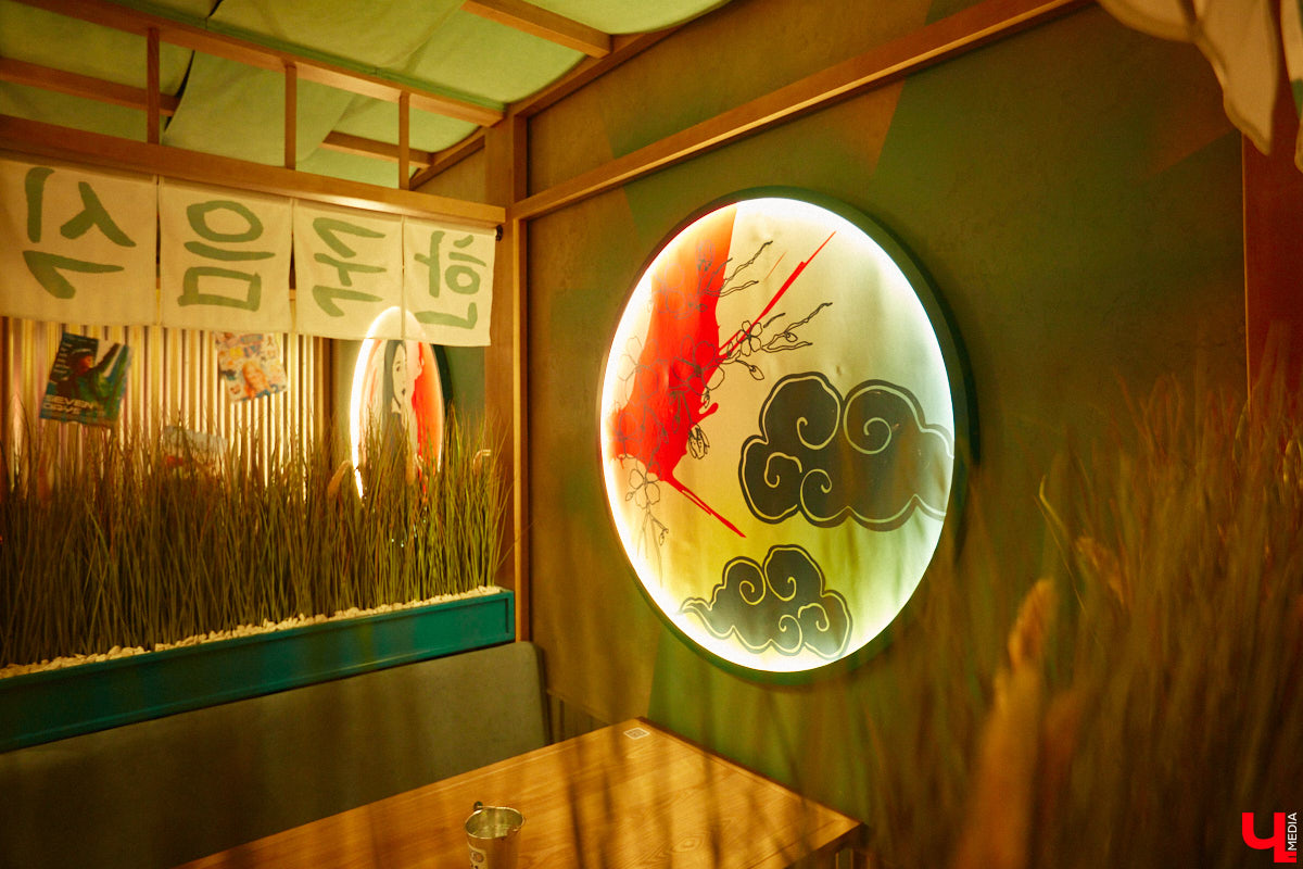 Южная Корея сейчас один из главных трендсеттеров. Люди обожают k-pop айдолов и массово смотрят дорамы. Кусочек яркой страны появился и во Владимире. Рассказываем о концепции нового фуд-проекта, в рамках которого прошла закрытая дегустация с участием «Ключ-Медиа» и популярных блогеров.