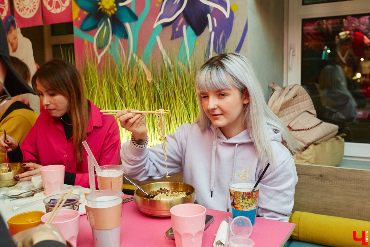 Южная Корея сейчас один из главных трендсеттеров. Люди обожают k-pop айдолов и массово смотрят дорамы. Кусочек яркой страны появился и во Владимире. Рассказываем о концепции нового фуд-проекта, в рамках которого прошла закрытая дегустация с участием «Ключ-Медиа» и популярных блогеров.