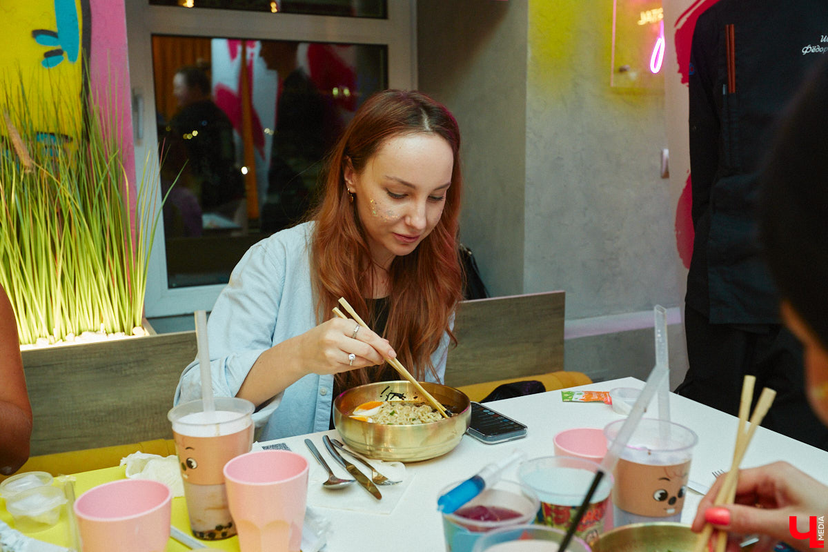 Южная Корея сейчас один из главных трендсеттеров. Люди обожают k-pop айдолов и массово смотрят дорамы. Кусочек яркой страны появился и во Владимире. Рассказываем о концепции нового фуд-проекта, в рамках которого прошла закрытая дегустация с участием «Ключ-Медиа» и популярных блогеров.