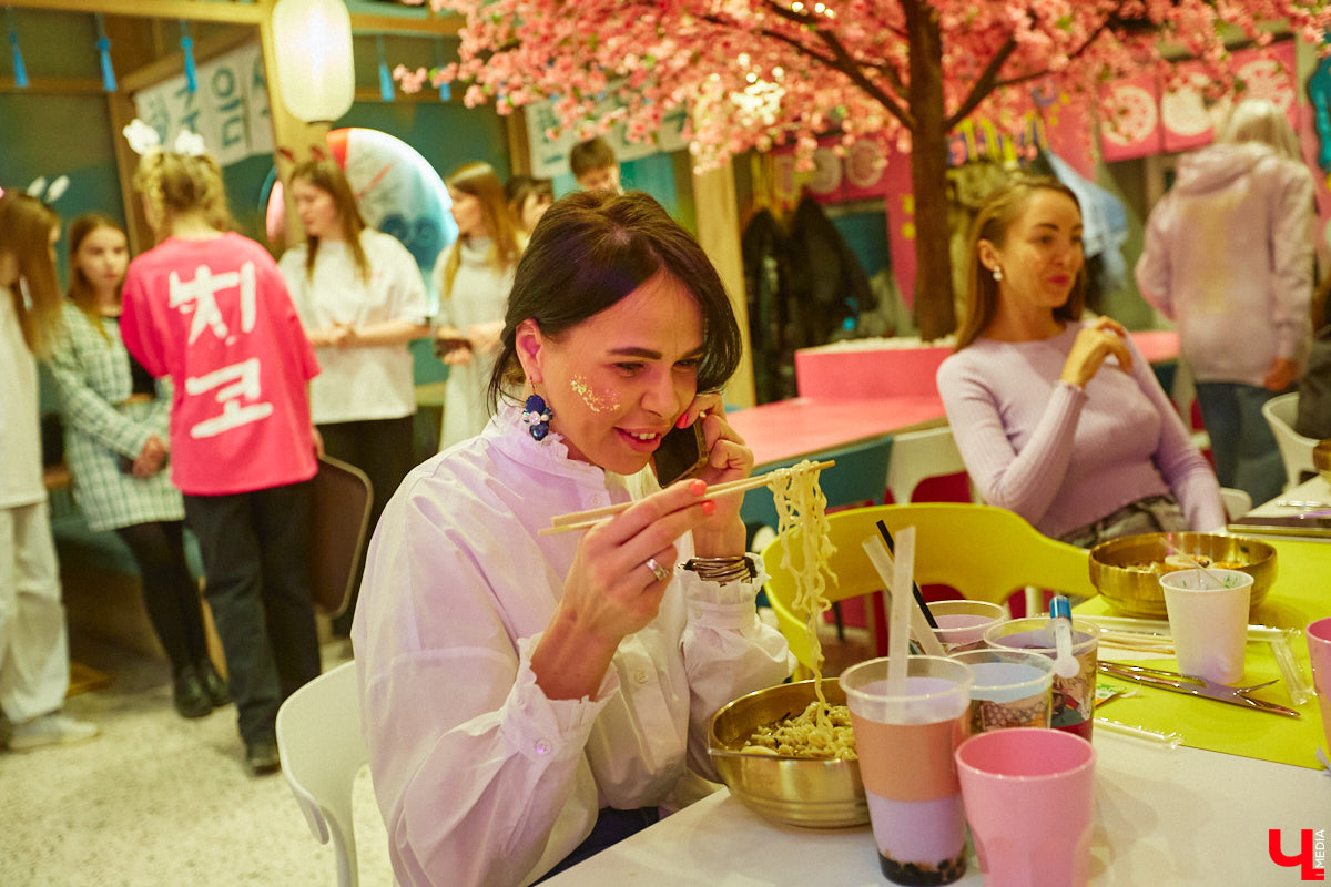 Южная Корея сейчас один из главных трендсеттеров. Люди обожают k-pop айдолов и массово смотрят дорамы. Кусочек яркой страны появился и во Владимире. Рассказываем о концепции нового фуд-проекта, в рамках которого прошла закрытая дегустация с участием «Ключ-Медиа» и популярных блогеров.