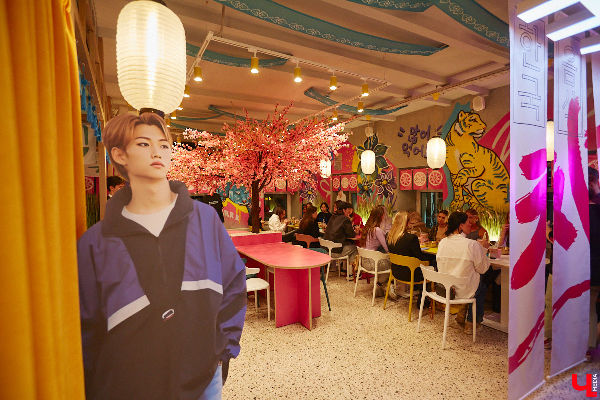 Южная Корея сейчас один из главных трендсеттеров. Люди обожают k-pop айдолов и массово смотрят дорамы. Кусочек яркой страны появился и во Владимире. Рассказываем о концепции нового фуд-проекта, в рамках которого прошла закрытая дегустация с участием «Ключ-Медиа» и популярных блогеров.