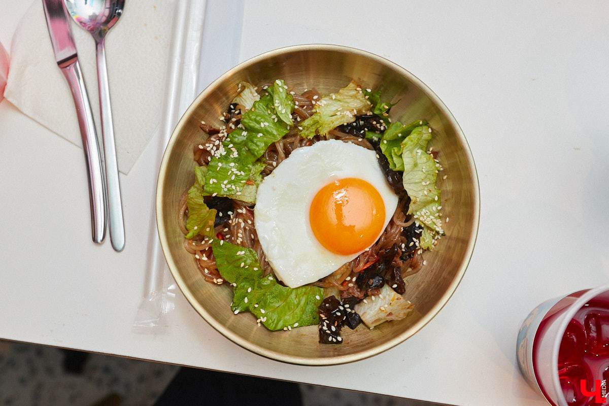 Южная Корея сейчас один из главных трендсеттеров. Люди обожают k-pop айдолов и массово смотрят дорамы. Кусочек яркой страны появился и во Владимире. Рассказываем о концепции нового фуд-проекта, в рамках которого прошла закрытая дегустация с участием «Ключ-Медиа» и популярных блогеров.