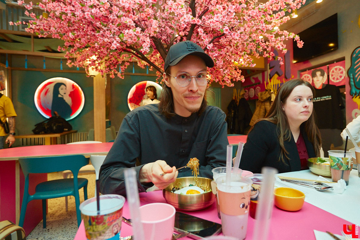 Южная Корея сейчас один из главных трендсеттеров. Люди обожают k-pop айдолов и массово смотрят дорамы. Кусочек яркой страны появился и во Владимире. Рассказываем о концепции нового фуд-проекта, в рамках которого прошла закрытая дегустация с участием «Ключ-Медиа» и популярных блогеров.