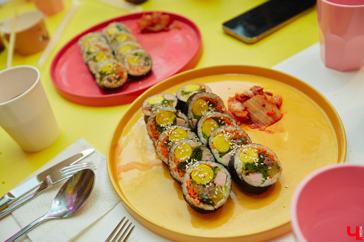 Южная Корея сейчас один из главных трендсеттеров. Люди обожают k-pop айдолов и массово смотрят дорамы. Кусочек яркой страны появился и во Владимире. Рассказываем о концепции нового фуд-проекта, в рамках которого прошла закрытая дегустация с участием «Ключ-Медиа» и популярных блогеров.