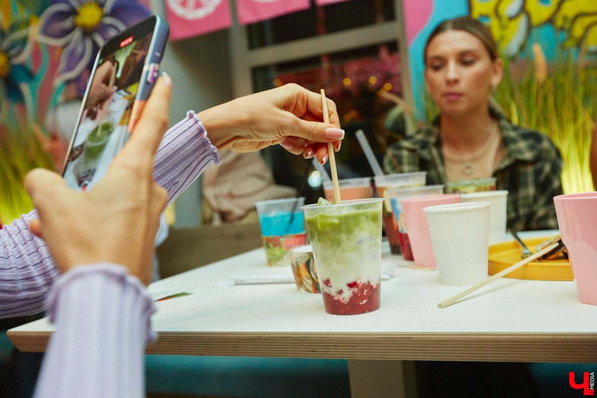 Южная Корея сейчас один из главных трендсеттеров. Люди обожают k-pop айдолов и массово смотрят дорамы. Кусочек яркой страны появился и во Владимире. Рассказываем о концепции нового фуд-проекта, в рамках которого прошла закрытая дегустация с участием «Ключ-Медиа» и популярных блогеров.