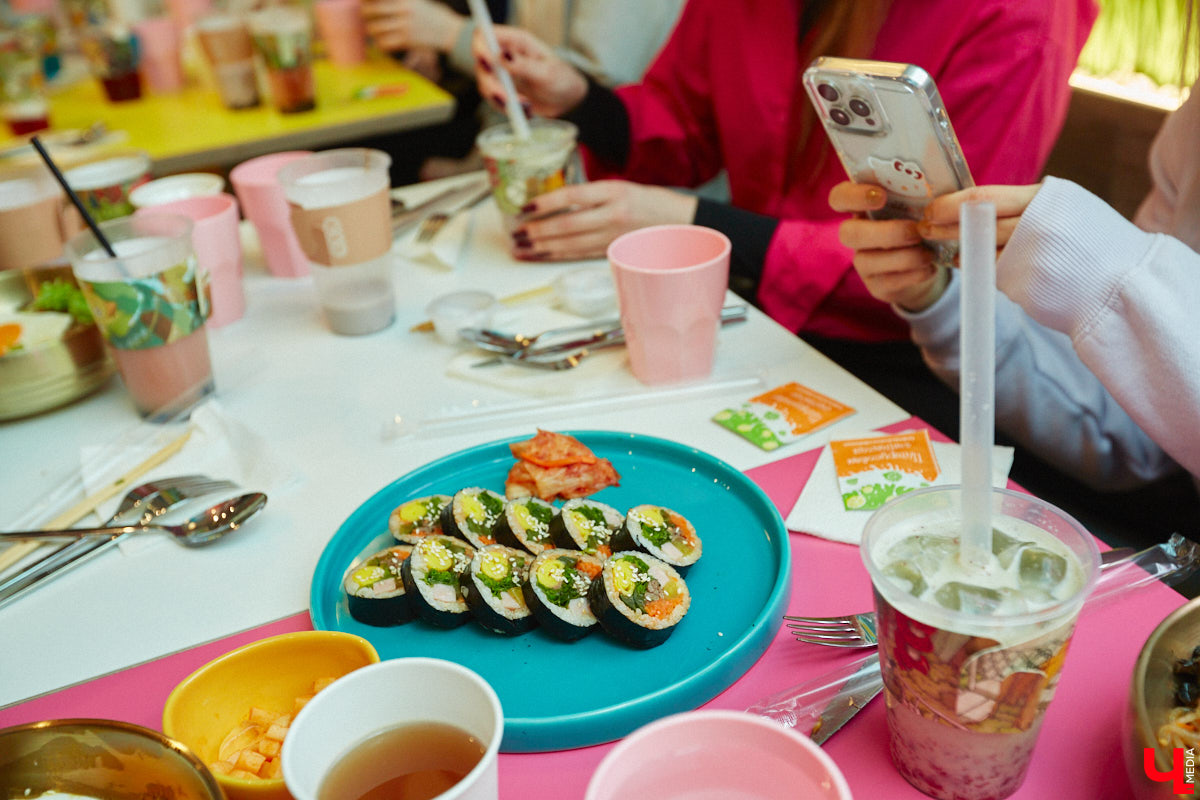 Южная Корея сейчас один из главных трендсеттеров. Люди обожают k-pop айдолов и массово смотрят дорамы. Кусочек яркой страны появился и во Владимире. Рассказываем о концепции нового фуд-проекта, в рамках которого прошла закрытая дегустация с участием «Ключ-Медиа» и популярных блогеров.