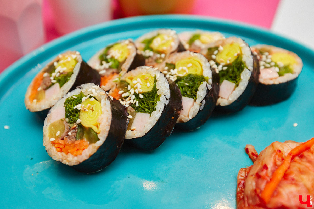 Южная Корея сейчас один из главных трендсеттеров. Люди обожают k-pop айдолов и массово смотрят дорамы. Кусочек яркой страны появился и во Владимире. Рассказываем о концепции нового фуд-проекта, в рамках которого прошла закрытая дегустация с участием «Ключ-Медиа» и популярных блогеров.